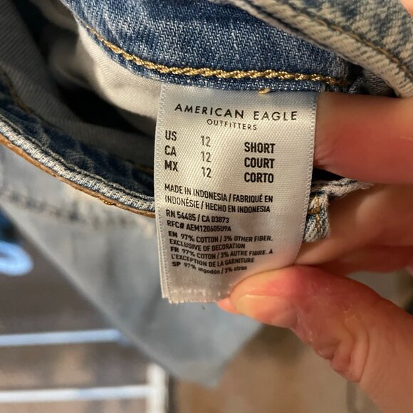 American Eagle Outfitters | Light Wash Ripped Skater Jean 12 Short - Picture 5 of 5